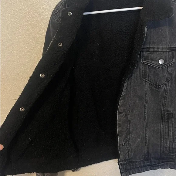 🌸(5 for $15) Black jean jacket shearling collar and lining - Picture 3 of 6